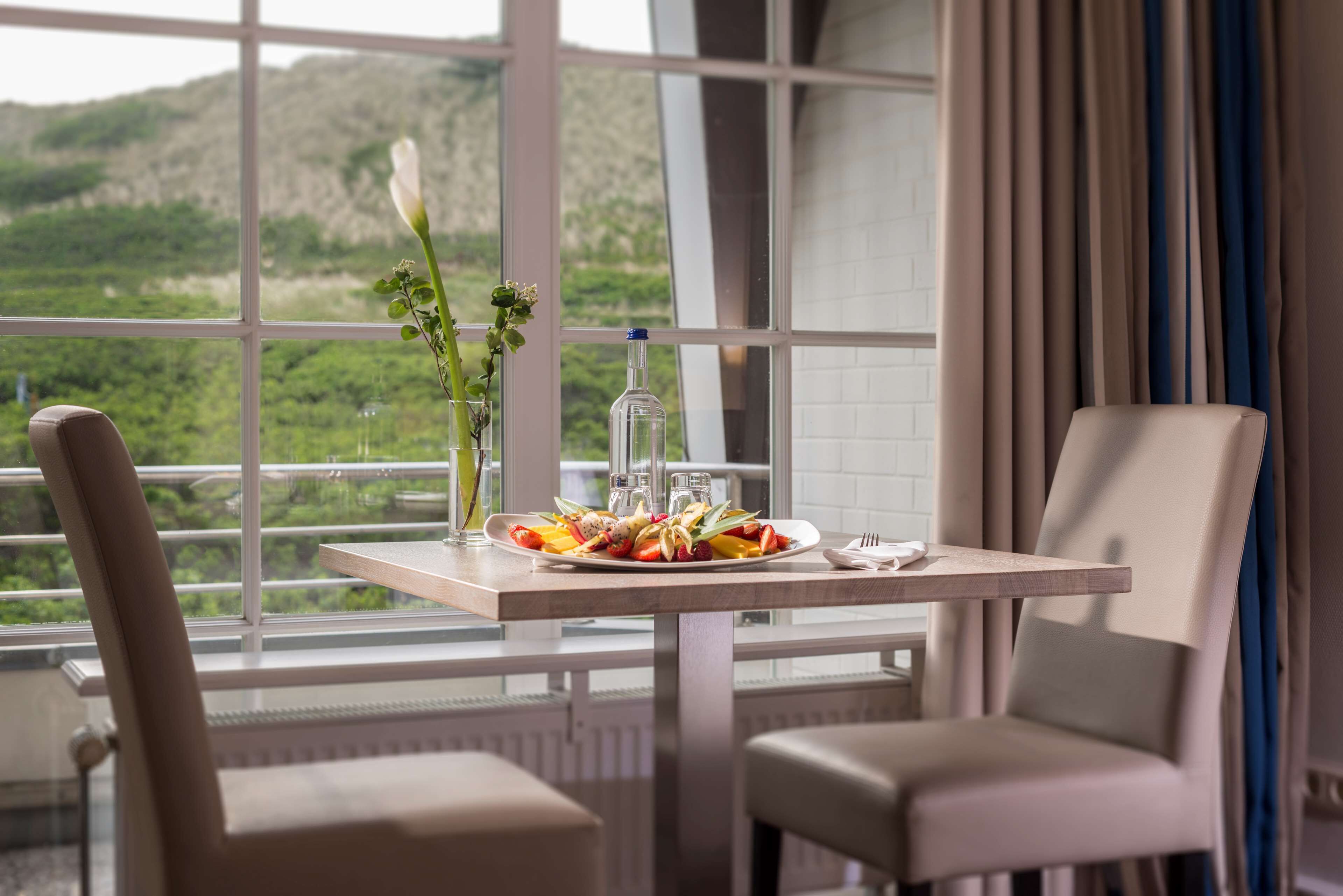 Ropa de cama hipoalergénica y caja de seguridad en la habitación 