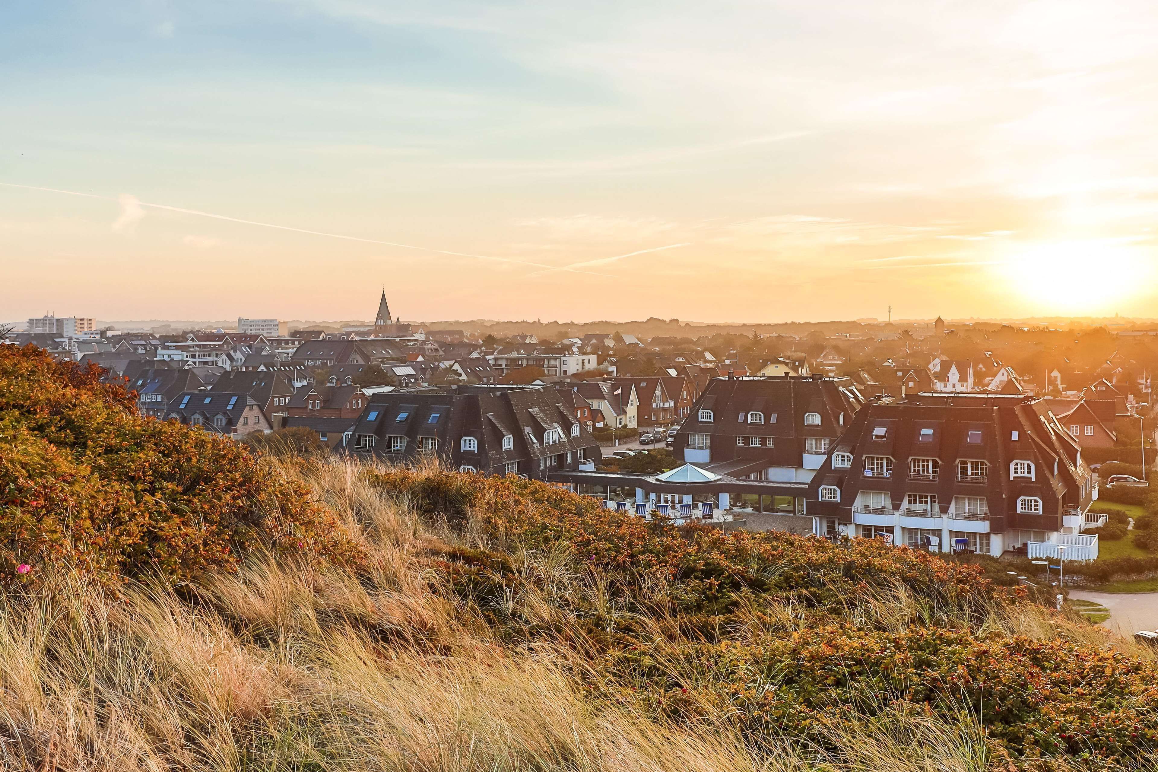 Eine Stadt mit traditionellen Häusern und einem markanten Kirchturm.