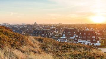 Eine Stadt mit traditionellen Häusern und einem markanten Kirchturm.