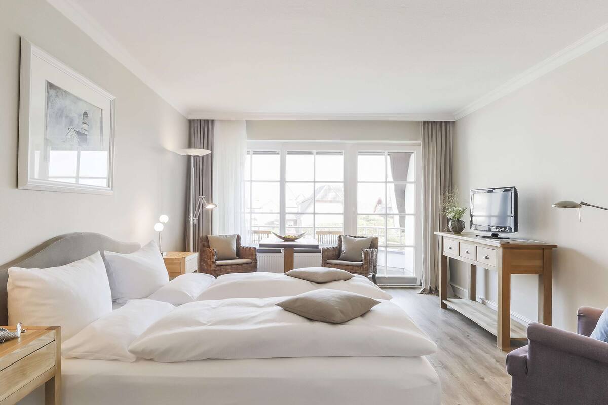 1 bedroom, hypo-allergenic bedding, in-room safe, soundproofing