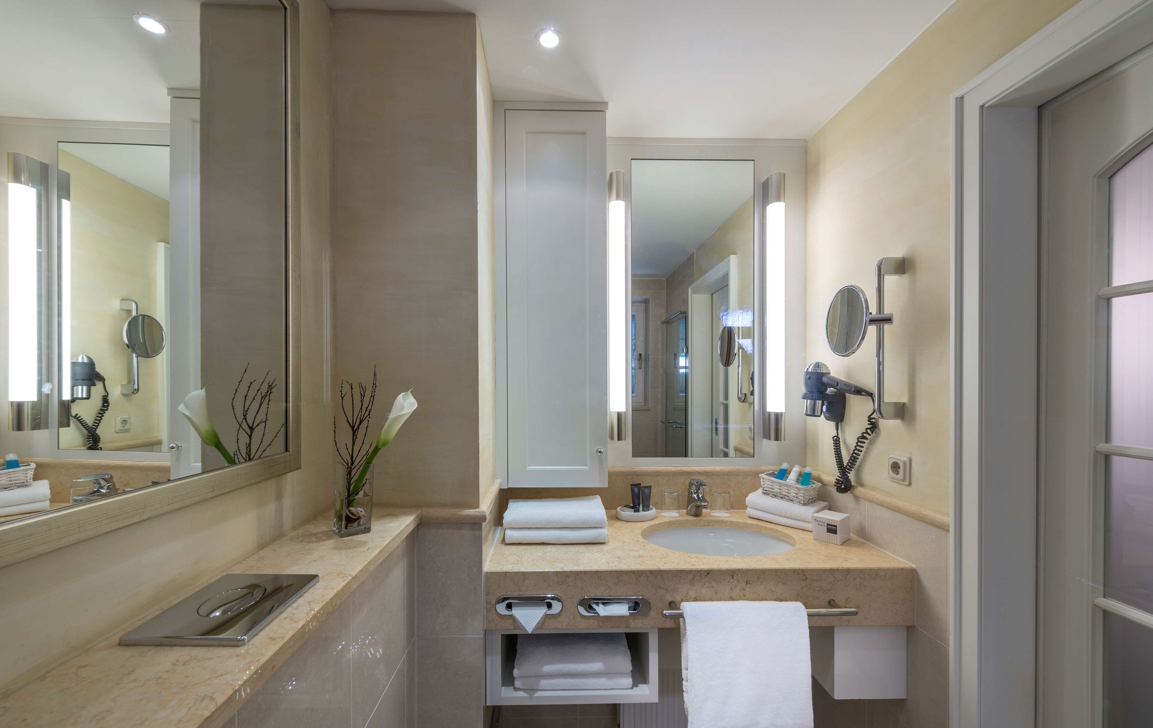 1 bedroom, hypo-allergenic bedding, in-room safe, soundproofing