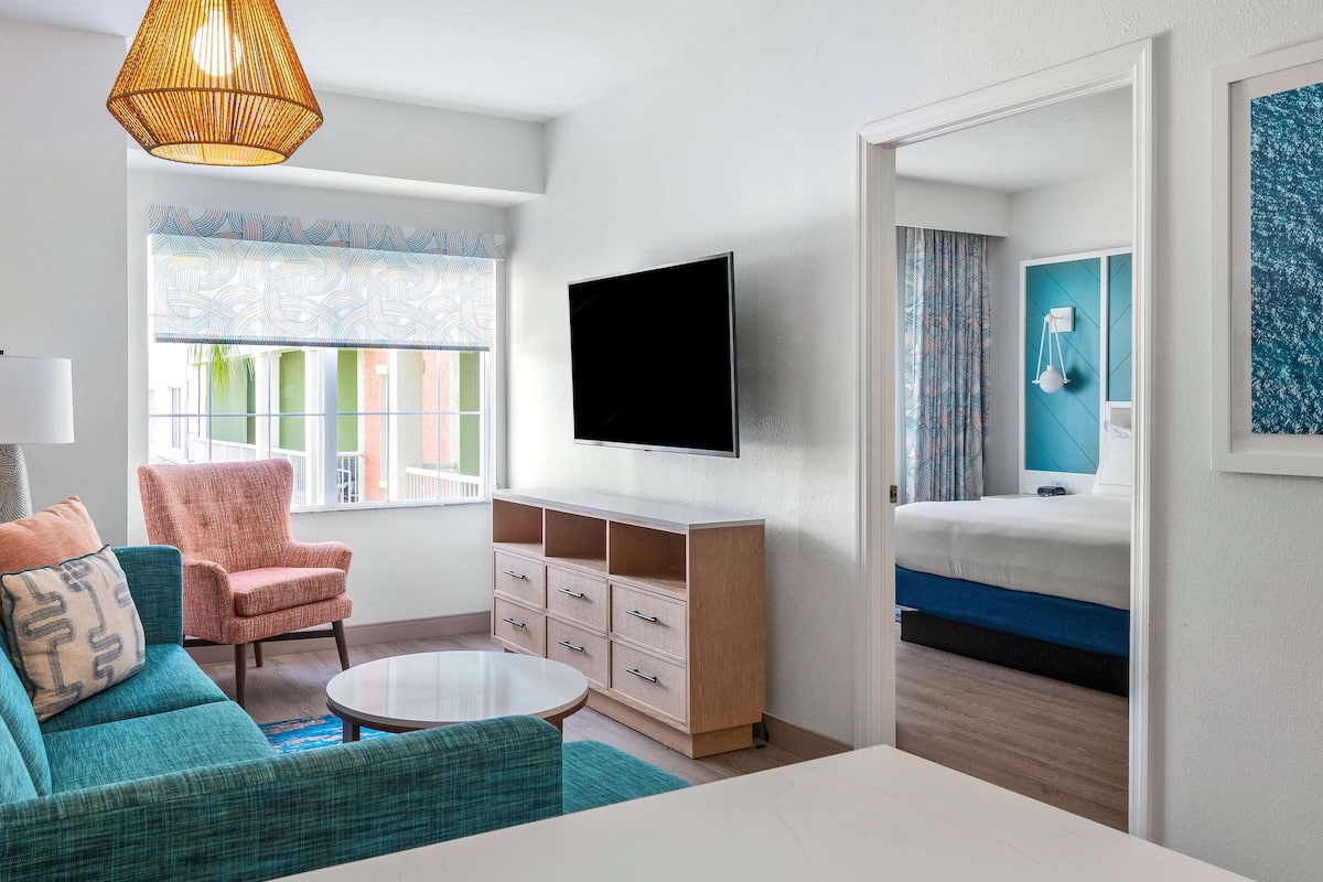 suite, 1 king bed | premium bedding, down duvets, pillow-top beds, in-room safe