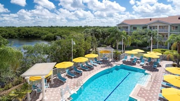 Alberca al aire libre y camastros