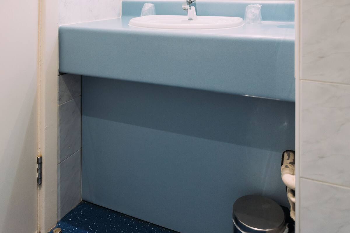 combined shower/bathtub, hair dryer, towels
