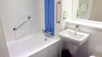 Une salle de bain moderne avec une baignoire, un lavabo et des toilettes.