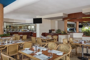 Daily buffet breakfast (MXN 250 per person)