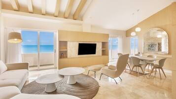 Premium bedding, in-room safe, desk, laptop workspace