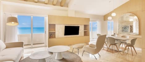 Premium bedding, in-room safe, desk, laptop workspace