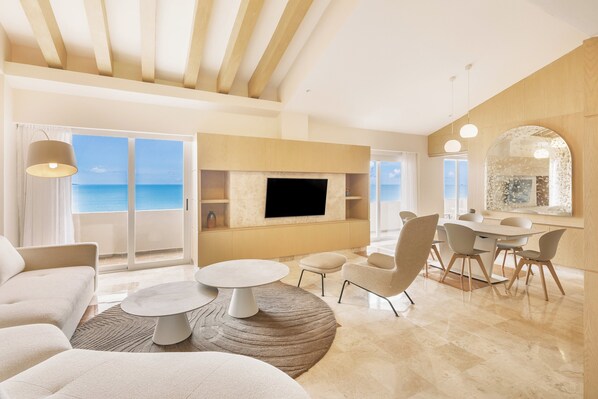 Ylelliset vuodevaatteet, tallelokero huoneessa, työpöytä