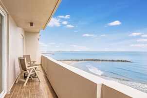 Ropa de cama de alta calidad y caja de seguridad en la habitación 