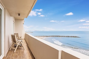 Ropa de cama de alta calidad y caja de seguridad en la habitación