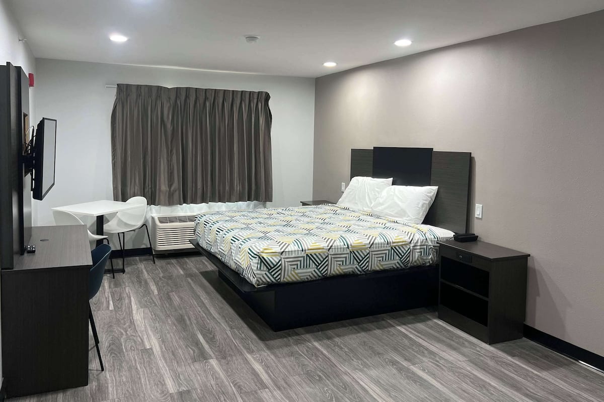 Escritorio, espacio para trabajar con laptop y cortinas blackout