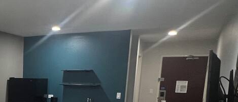 Een koelkast/vriezer, een magnetron, een kookplaat