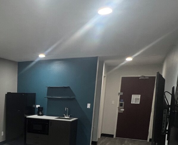 Refrigerador con congelador, microondas y parrilla de estufa 