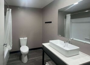 Combined shower/tub, free toiletries, hair dryer, towels