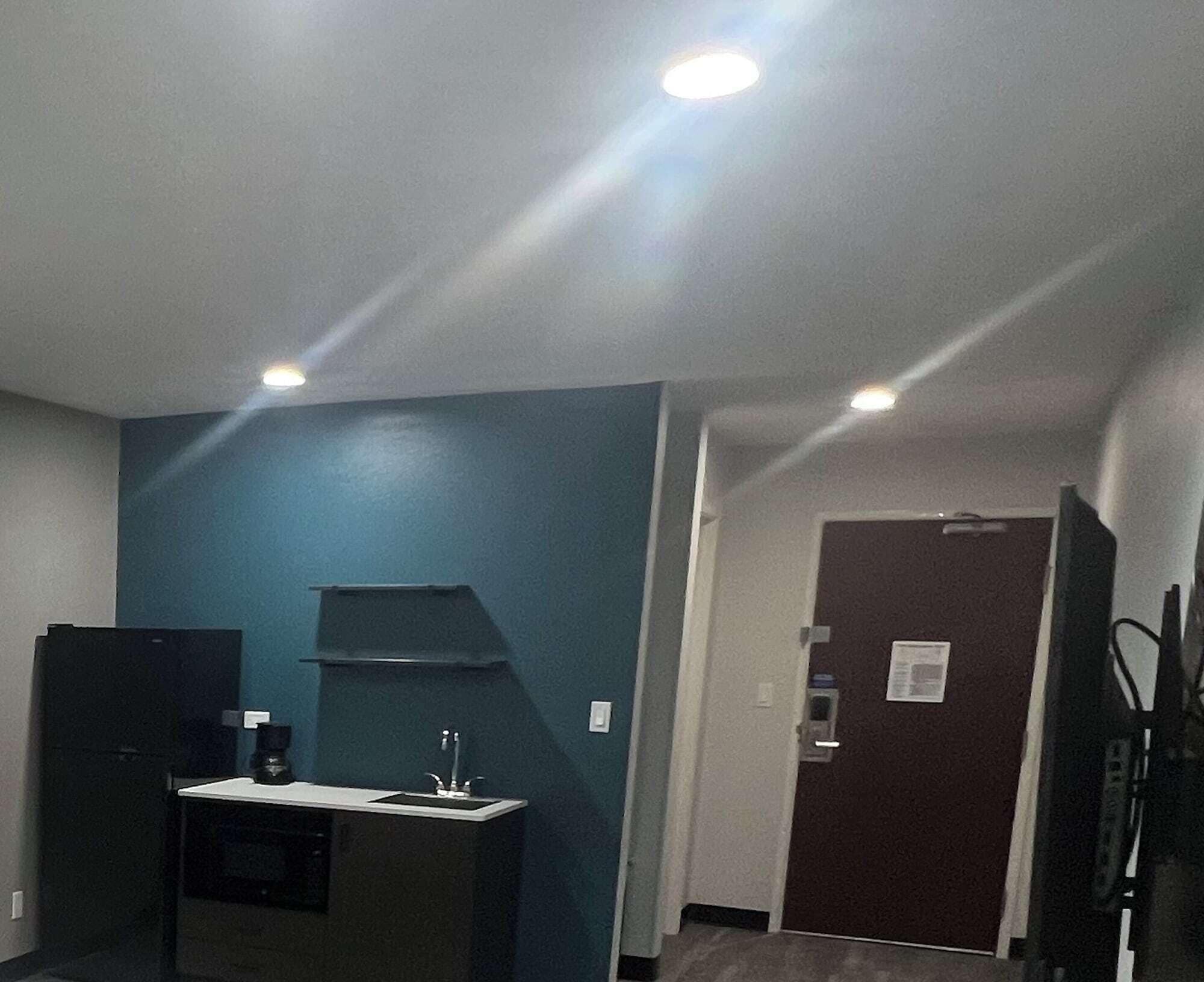 Refrigerador con congelador, microondas y parrilla de estufa 