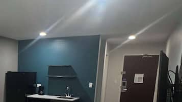 Refrigerador con congelador, microondas y parrilla de estufa