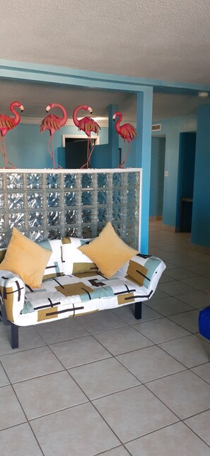 Suíte luxo | Área de estar | TV de tela plana 32 polegadas com canais a cabo, TV