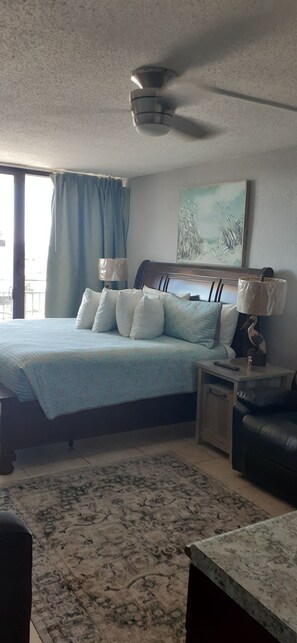 Studio, 1 Queen Bed, Kitchen, City View | Hypo-allergenic bedding, in-room safe, individually decorated