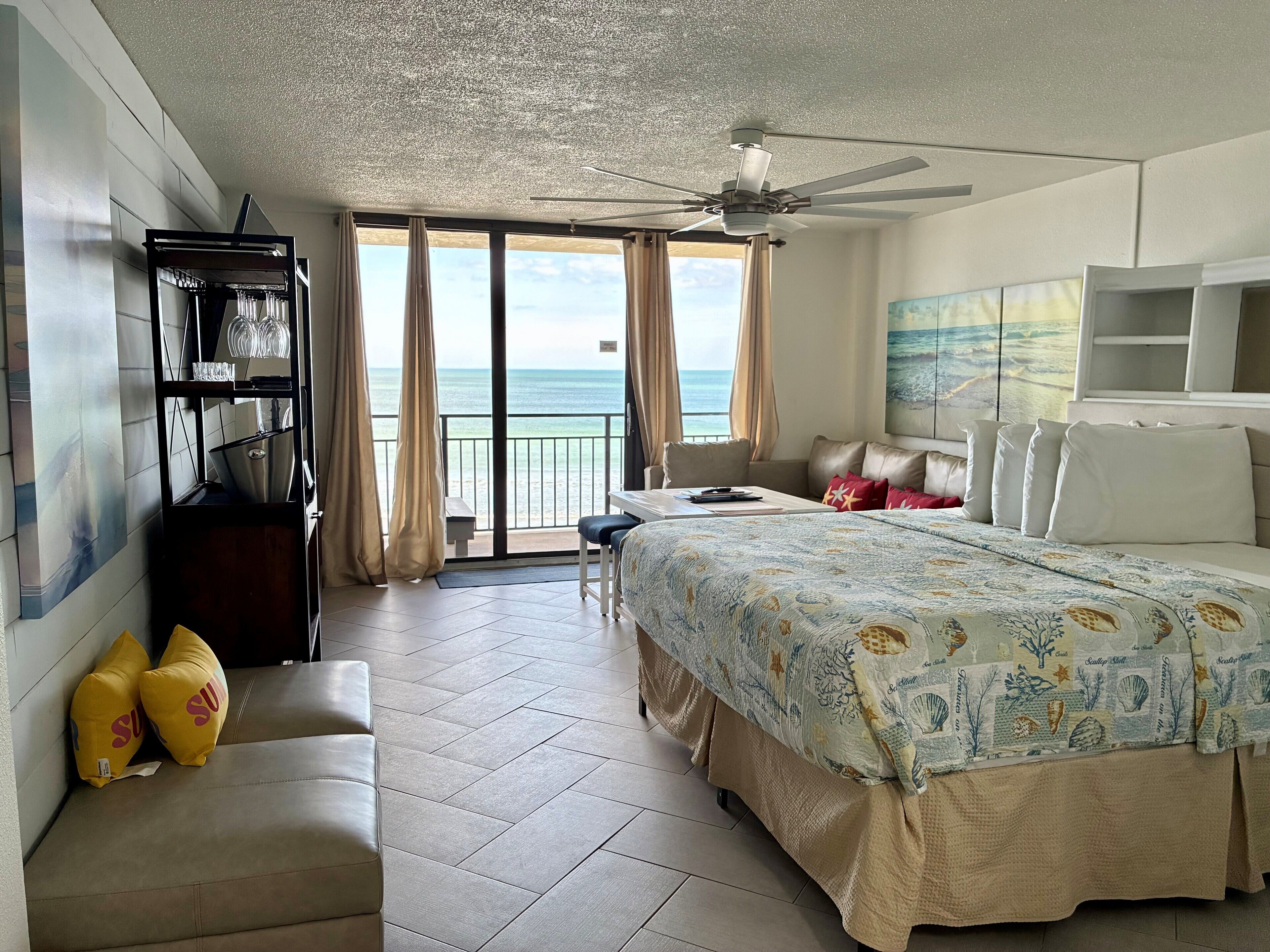 Studio trăng mật | Khu phòng khách | TV màn hình phẳng 32-inch có truyền hình cáp, TV 