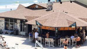 Un restaurant situé en bord de mer, avec une terrasse et vue sur l’océan.