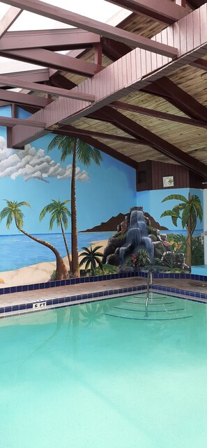 Piscine couverte, piscine extérieure, chaises longues