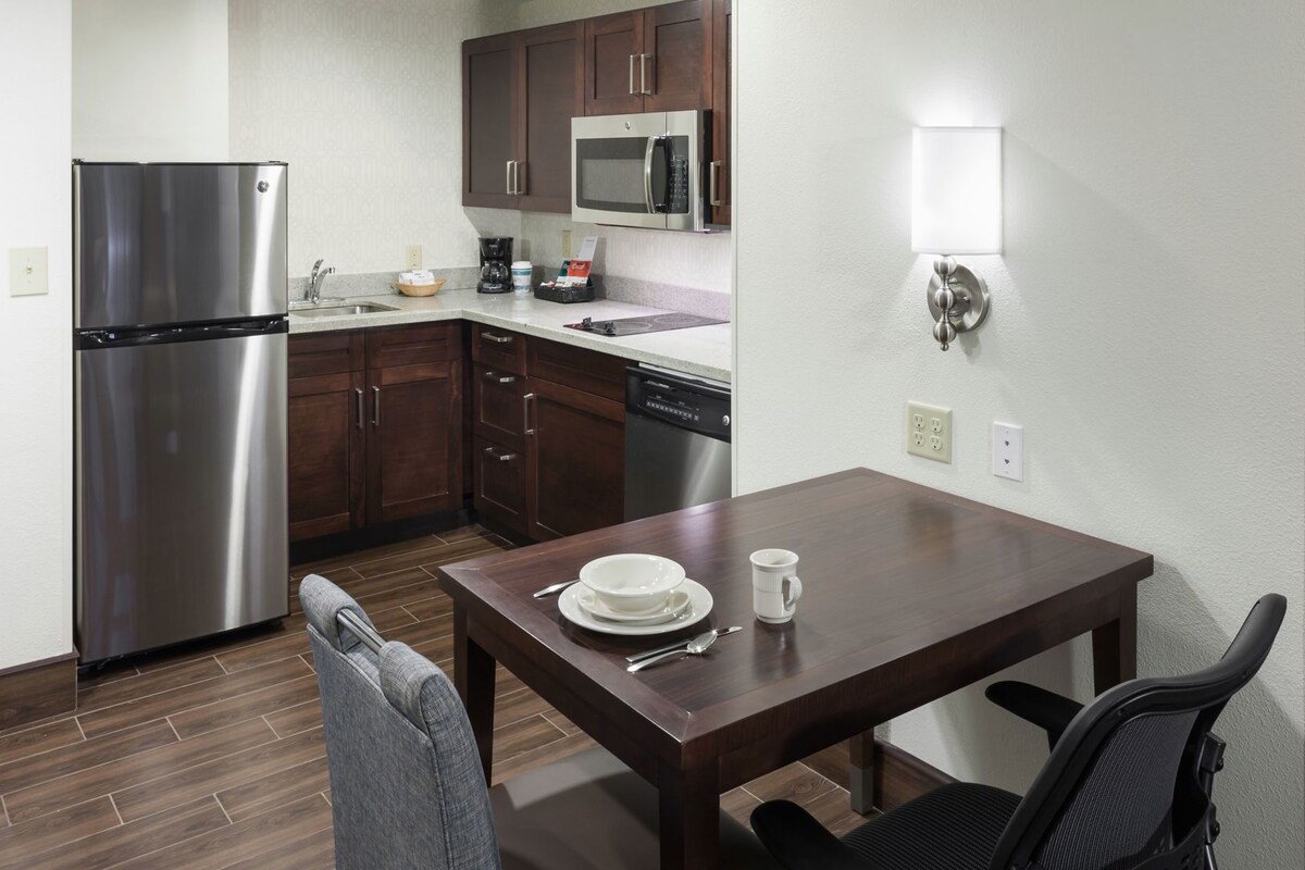 Private kitchen | Coffee/tea maker, fridge, microwave, stovetop