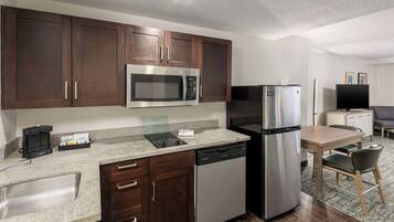 Estúdio, 1 cama King, acessível, banheira | Cozinha privada | Geladeira, micro-ondas, cooktop, lava-louças