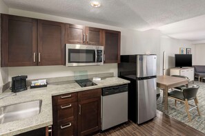 Studio, 1 très grand lit, accessible aux personnes à mobilité réduite, baignoire | Cuisine privée | Réfrigérateur, micro-ondes, plaque de cuisson, lave-vaisselle