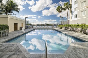 Una piscina al aire libre