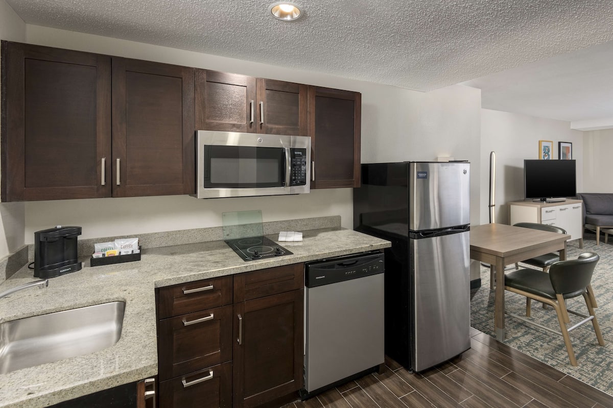studio, 1 king bed, accessible, bathtub | private kitchen | fridge, microwave, stovetop, dishwasher