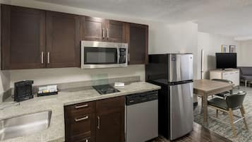 Estudio, 1 cama King size, con acceso para personas discapacitadas, tina | Cocina privada | Refrigerador, microondas, parrilla de estufa y lavavajillas