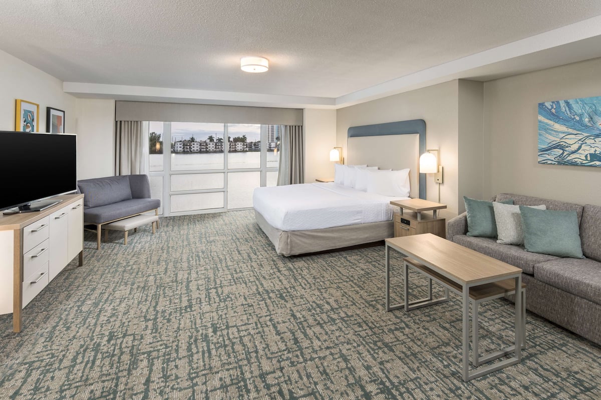 Studio, 1 King Bed, Accessible, Bathtub | Living area