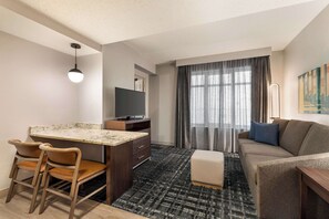 Suite, 1 cama King size y sofá cama, para no fumadores (1 Bedroom, Larger) | Área de sala de estar | Televisión de 27 pulgadas con canales por cable 