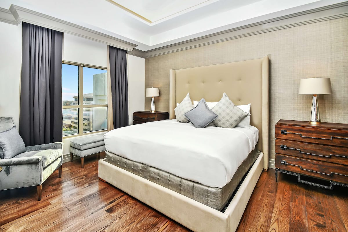 Presidential-Suite, 1 Schlafzimmer | Wohnbereich | 27-Zoll-Fernseher mit Kabelempfang, Videospielkonsole, Pay-TV