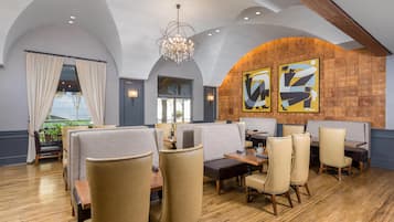 Petit déjeuner et déjeuner servis sur place, spécialités Cuisine locale