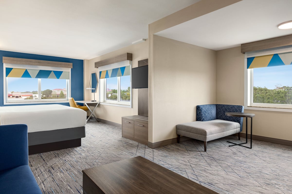Suite, 1 King-Bett und Schlafsofa (Extra Floor Space) | Schreibtisch, laptopgeeigneter Arbeitsplatz, Verdunkelungsvorhänge