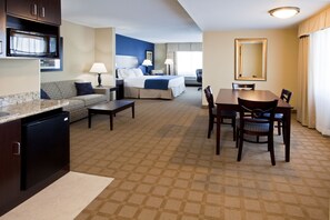 Suite, 1 King Bed with Sofa bed (Extra Floor Space) | Desk, laptop workspace, blackout curtains, iron/ironing board
