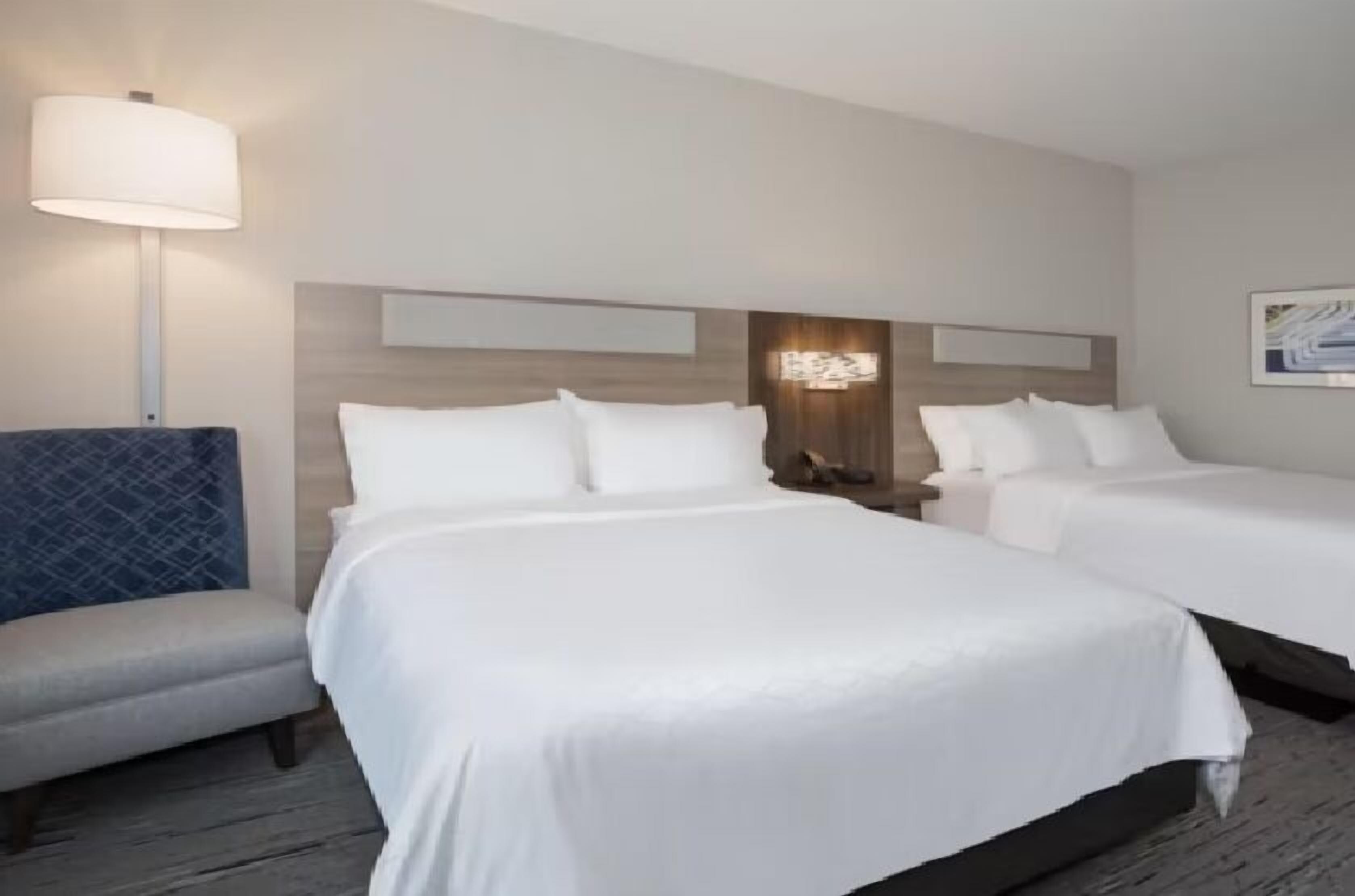 Luxe beddengoed, een kluis op de kamer, een bureau, een laptopwerkplek
