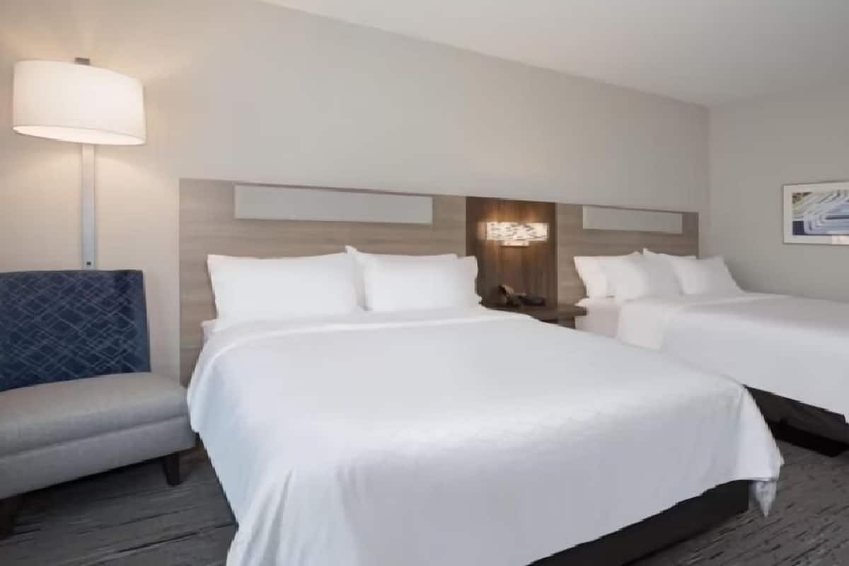 Premium bedding, in-room safe, desk, laptop workspace