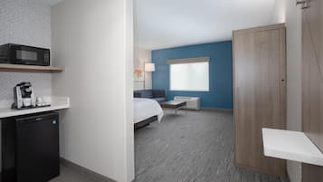 Premium bedding, in-room safe, desk, laptop workspace