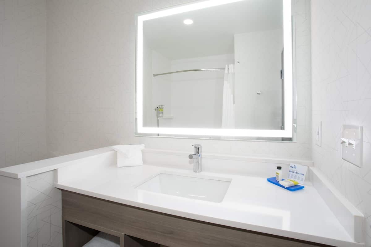 standard room, 2 queen beds, accessible (communications) | bathroom | combined shower/bathtub, free toiletries, hair dryer, towels