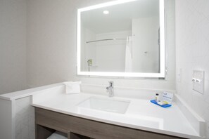 Standaard kamer, 2 queensize bedden, toegankelijk voor mindervaliden (Communications) | Badkamer | Een bad/douchecombinatie, gratis toiletartikelen, een haardroger