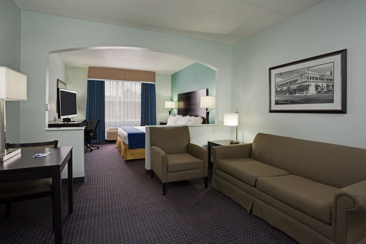 1 bedroom, in-room safe, desk, iron/ironing board