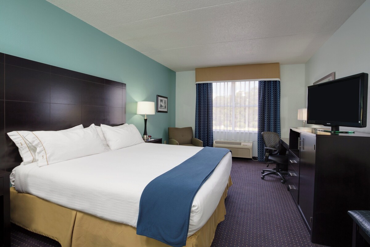 Standard Room, 1 King Bed (LEISURE) | In-room safe, desk, iron/ironing board, free WiFi