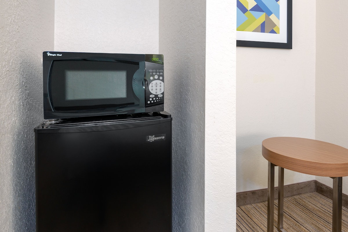 Habitación, 1 cama King size, con acceso para personas discapacitadas (Roll-In Shower) | Ropa de cama de alta calidad y caja de seguridad en la habitación