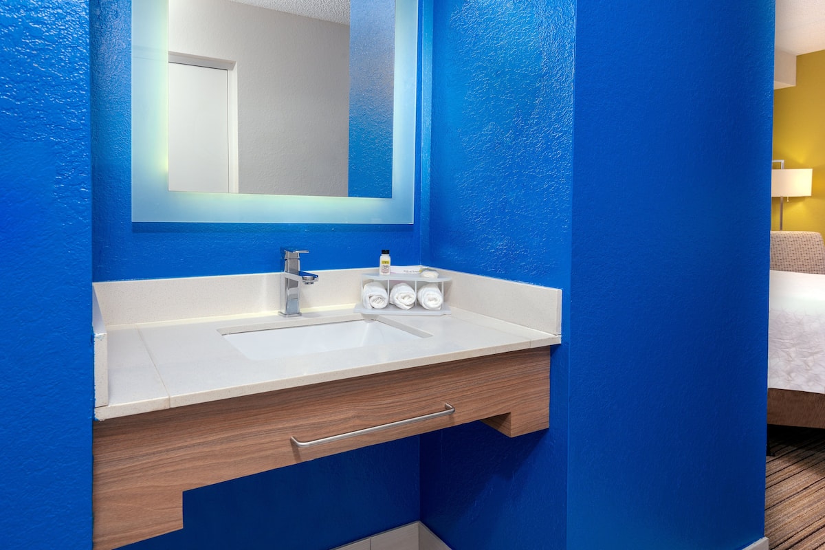 Habitación, 1 cama King size, con acceso para personas discapacitadas (Mobility, Transfer Shower) | Ropa de cama de alta calidad y caja de seguridad en la habitación