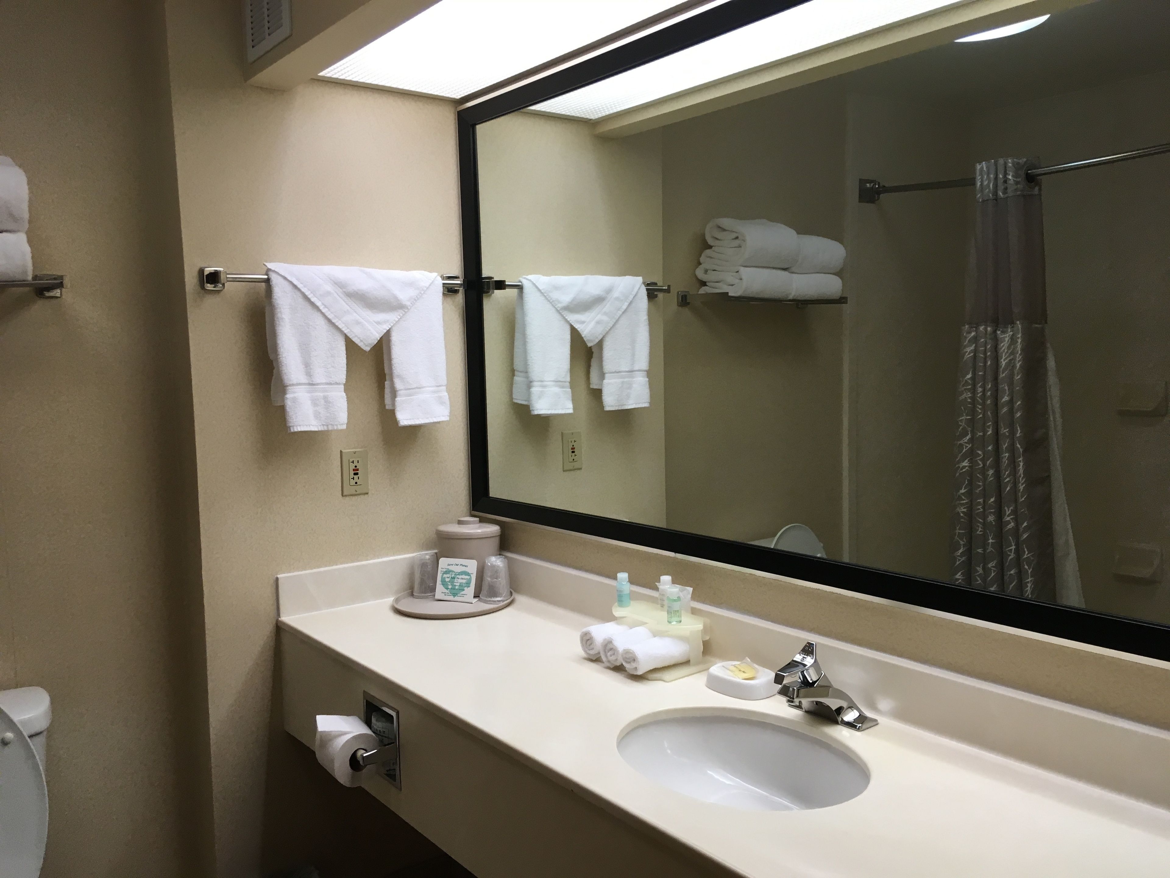 combined shower/bathtub, hair dryer, towels