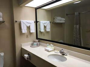 Kombinasi shower/bathtub, pengering rambut,  dan handuk