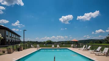 Una piscina al aire libre de temporada